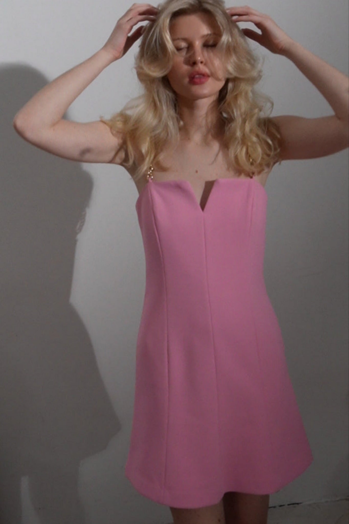 Rosa Kleid mit goldenen Trägern