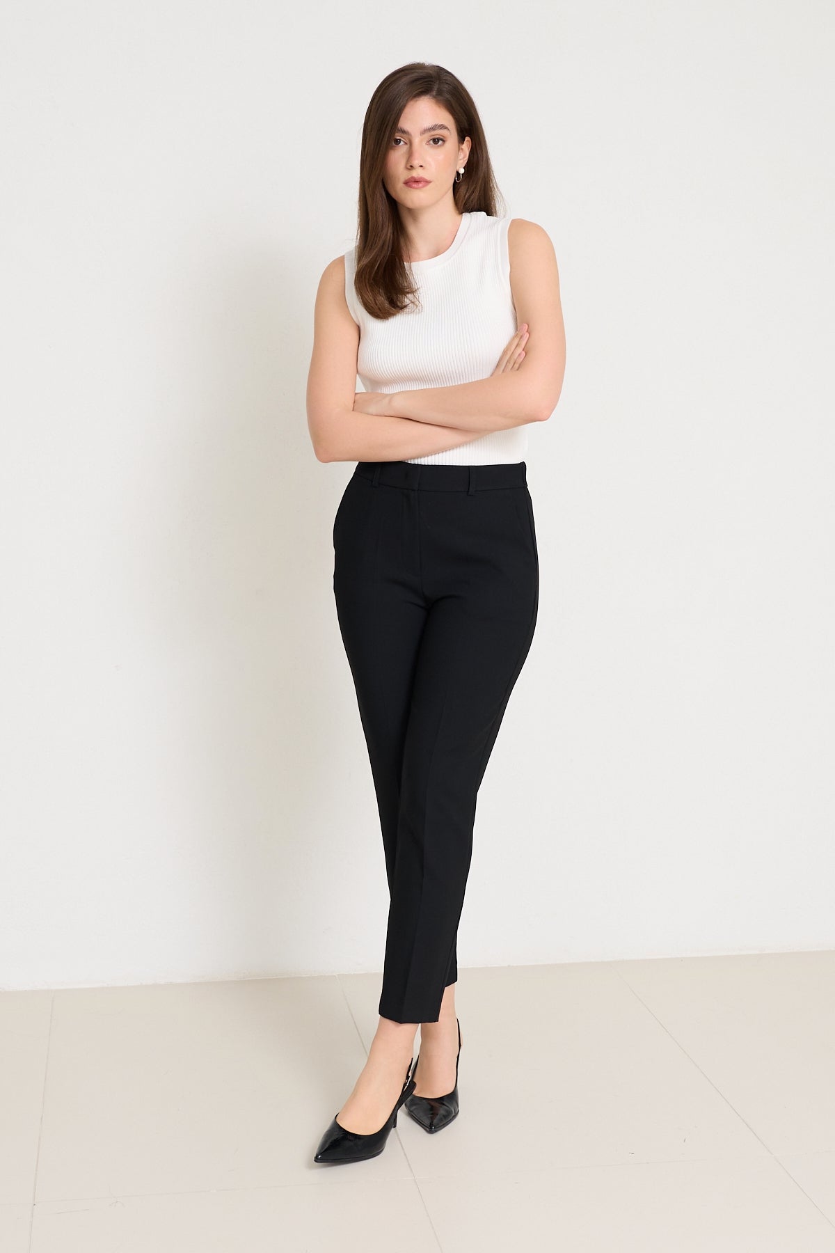 Schwarze Stoffhose mit Zierknopf