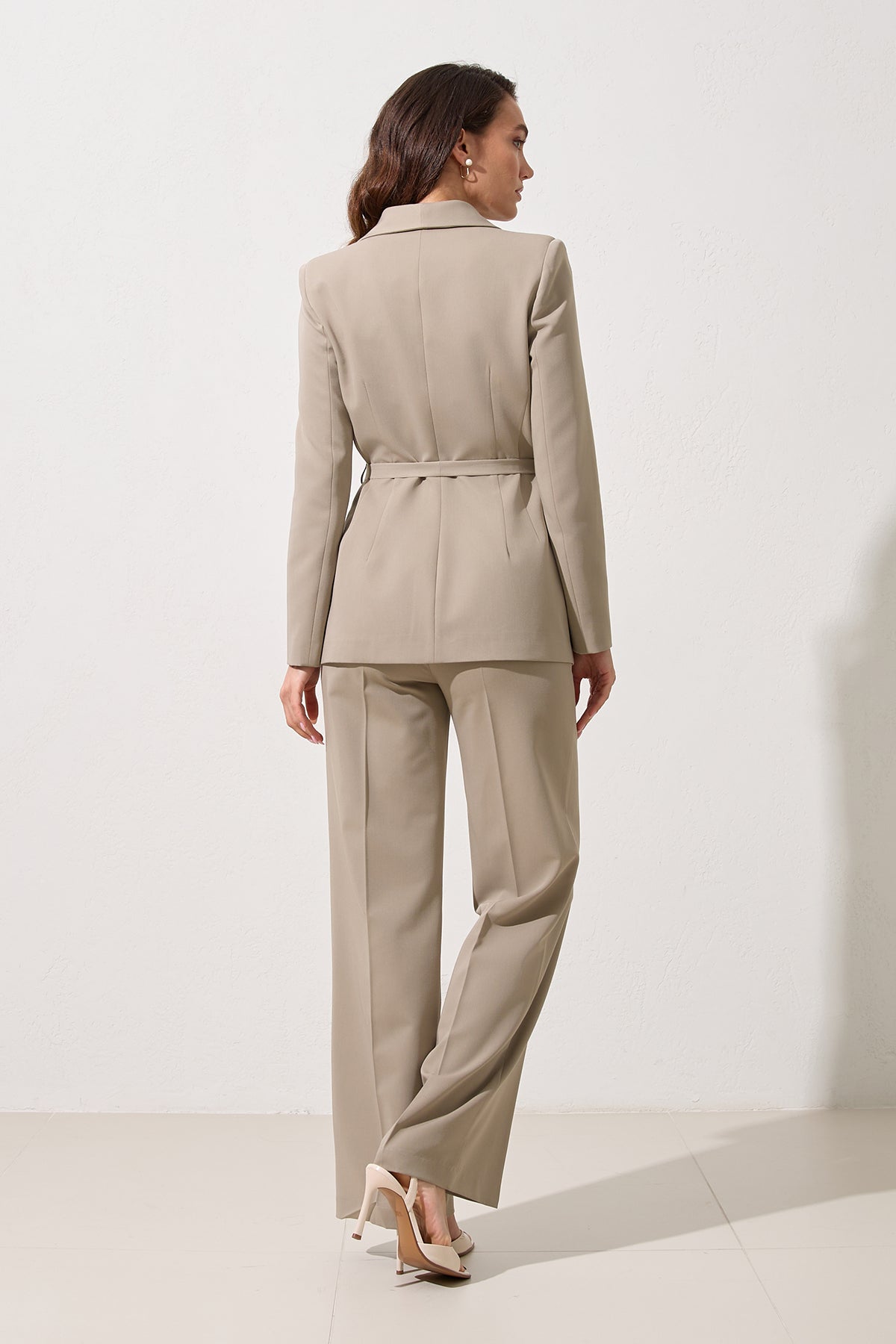 Hosenanzug mit Bindegürtel greige