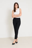 Schwarze Stoffhose mit Zierknopf