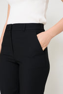 Schwarze Stoffhose mit Zierknopf