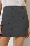 Grauer Minirock mit Perlen-Details